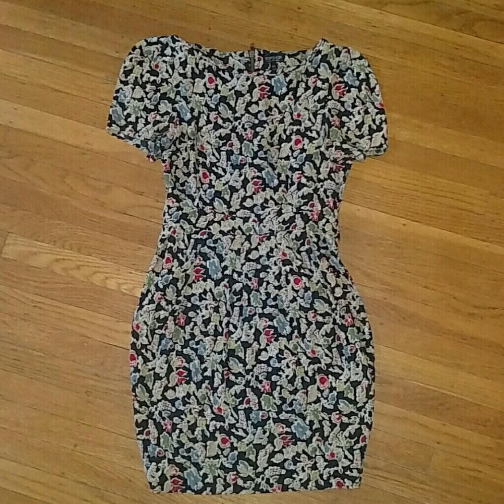 Top Shop. Size 8. Floral print mini dress.